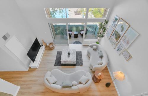 Tarzana Apartment | High Ceilings 3BR with Loft-2 Baths Pool & Jacuzzi