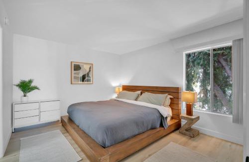 Tarzana Apartment | High Ceilings 3BR with Loft-2 Baths Pool & Jacuzzi