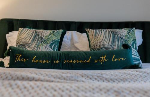 Giltbrook Apartment | High End Apartment - Perfect For Contractors & Builders - Free Parking