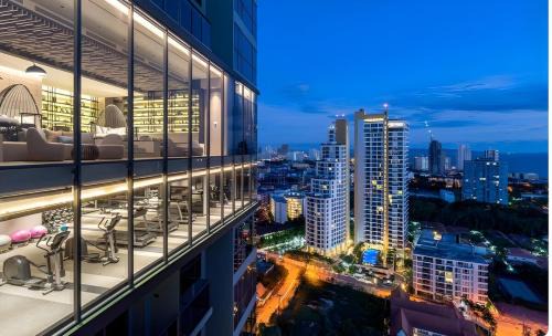 Pratumnak Hill Apartment | High Floor Beachfront 1 BR Condo with Scenic View