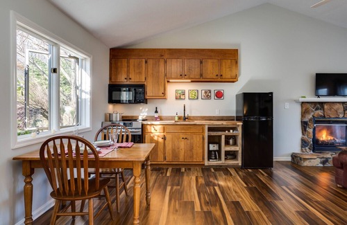 Montebello Cabin | High Meadows-King BR, fireplace, jacuzzi, kitchen