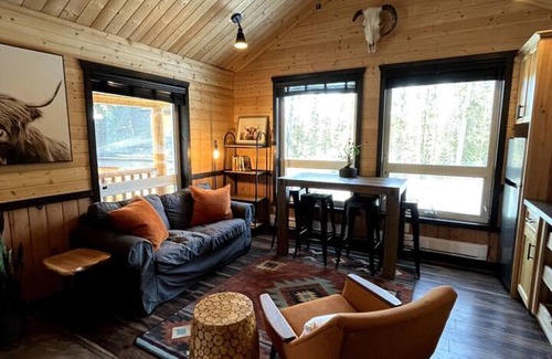 Bragg Creek Cabin | Highland Cabin at the Restart Ranch - hot tub - river access