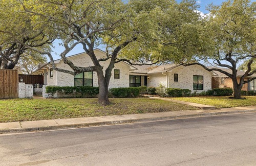 North Dallas House | Highland Park/North Park Mall Modern Stay Oasis