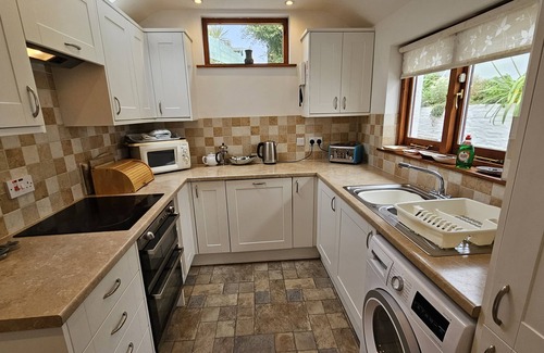 Portscatho Cottage | Hillside Cottage - a cottage that sleeps 5 guests in 2 bedrooms