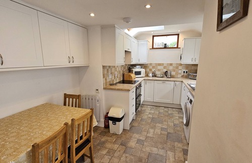 Portscatho Cottage | Hillside Cottage - a cottage that sleeps 5 guests in 2 bedrooms