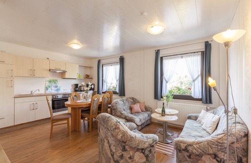 Hallenberg Apartment | Hillside Cottage near Winterberg