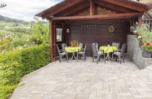 Hallenberg Apartment | Hillside Cottage near Winterberg