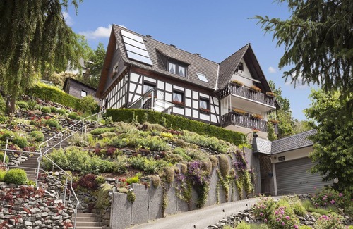 Hallenberg Apartment | Hillside Cottage near Winterberg