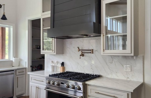 Albany Cabin | Hillside Hideaway