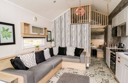 Llandrindod Wells Cottage | HILLSIDE LODGE, with hot tub in Rhayader