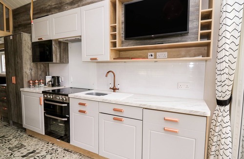 Llandrindod Wells Cottage | HILLSIDE LODGE, with hot tub in Rhayader