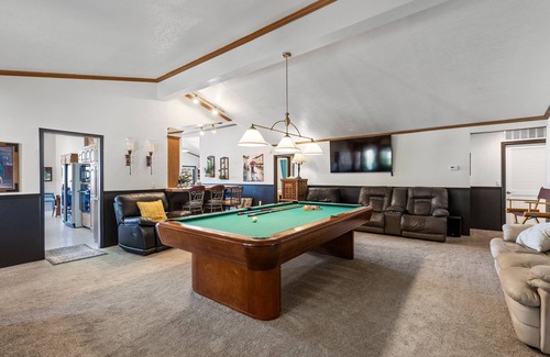 Tehachapi House | Hilltop 4BR Lake View Home with Jacuzzi, Pool Table, Wi-Fi