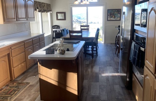 Tehachapi House | Hilltop 4BR Lake View Home with Jacuzzi, Pool Table, Wi-Fi