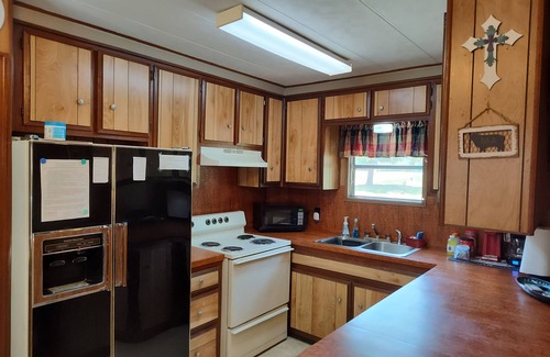 Bronson House | Hilltop Hideaway is a Spacious, Farmhouse style Mobile Home-Lake Sam Rayburn, TX