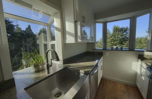 Langlois House | Hilltop Lake View with Nature all around