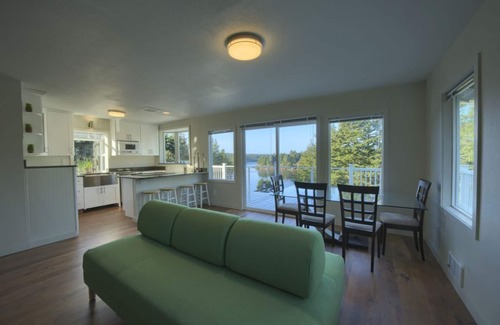 Langlois House | Hilltop Lake View with Nature all around