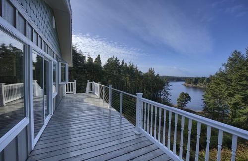 Langlois House | Hilltop Lake View with Nature all around