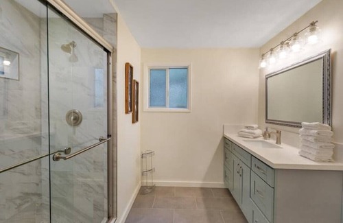 North Ridge House | Hilltop Retreat, TWO VILLAS, Private Hiking Trails