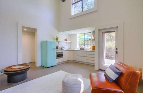 Del Mar Heights House | Hilltop Tower Guest Suite with Ocean Views