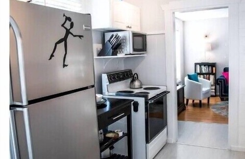 Berkeley House | Hip happy home in a hot hood! Pet- Friendly!