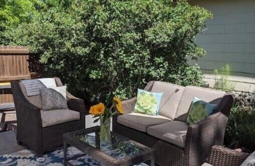 Berkeley House | Hip happy home in a hot hood! Pet- Friendly!