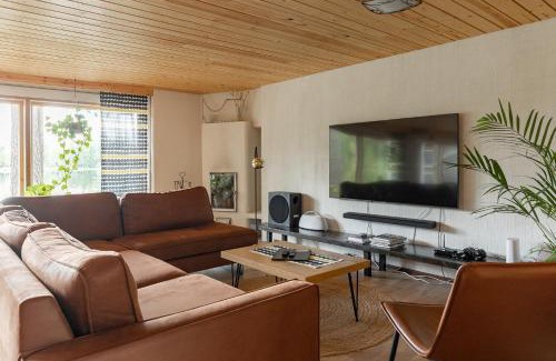 Petajavesi Villa | Hirsihuvila yksityisessä niemessä Petäjävedellä