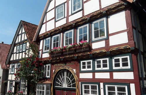 Rinteln Apartment | Hist. Half-timbered house from 1571, despite center quiet living, animals allowed