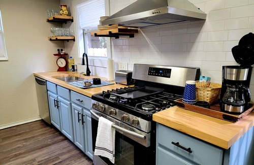 Humble House | Historic 3 bed, 2bath Bungalow Minutes from IAH with Backyard Putting Green!