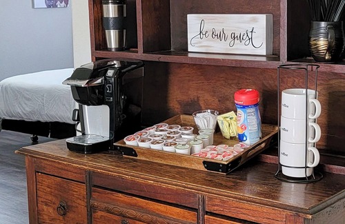 Humble House | Historic 3 bed, 2bath Bungalow Minutes from IAH with Backyard Putting Green!