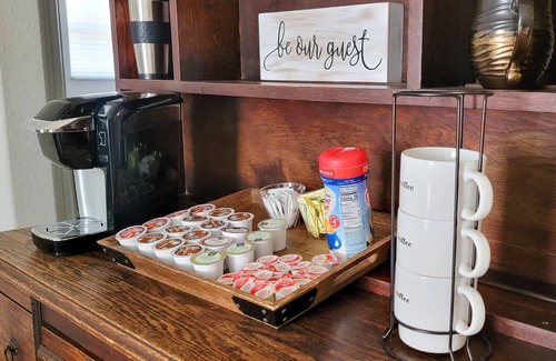 Humble House | Historic 3 bed, 2bath Bungalow Minutes from IAH with Backyard Putting Green!