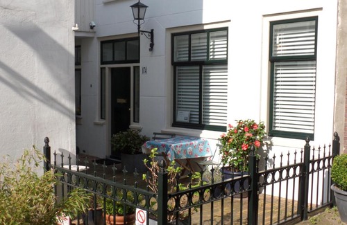 Zuidwal Apartment | Historic courtyard house in the center