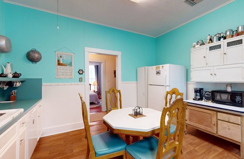 San Jacinto House | Historic home near the ocean with Internet and Central AC