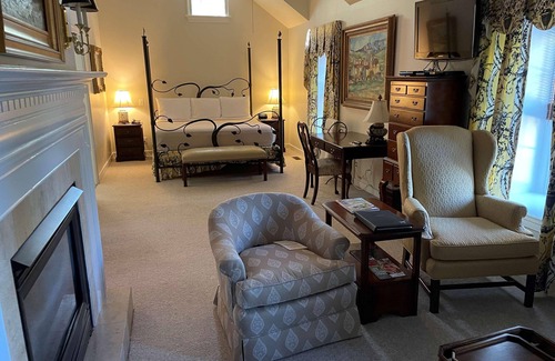 Montchanin Hotel | Historic Inn - Antique Furnishings - 2 Marble Bathrooms - Spa and Dining Onsite