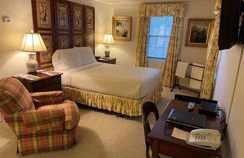 Montchanin Hotel | Historic Inn - Antique Furnishings - 2 Marble Bathrooms - Spa and Dining Onsite