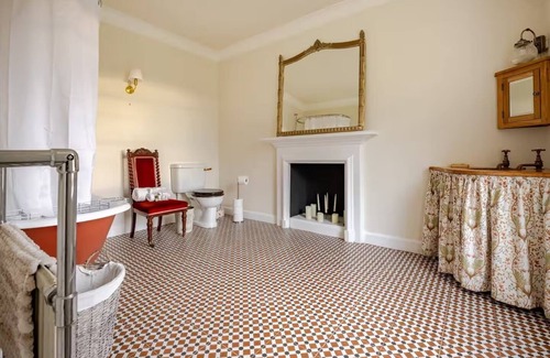 Kinross Bed & Breakfast | Historic Mansion 3 Rooms by Loch Leven. Peaceful, Elegant & 40 mins to Edinburgh