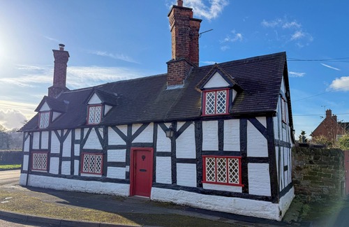 Tarporley House | Historic refurbished cottage walking distance to Beeston and Peckforton castle