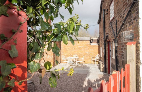 Tarporley House | Historic refurbished cottage walking distance to Beeston and Peckforton castle