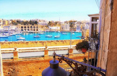 Birgu Apartment | Historic Vittoriosa Maisonette with Sea View