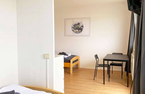 Zwickau Apartment | HÖ01 large apartment with dryer and washing machine