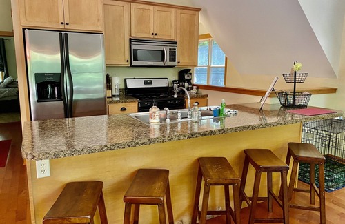 Fennville Cottage | Hobby Farm stay with Hot Tub 10 min to Saugatuck/South Haven
