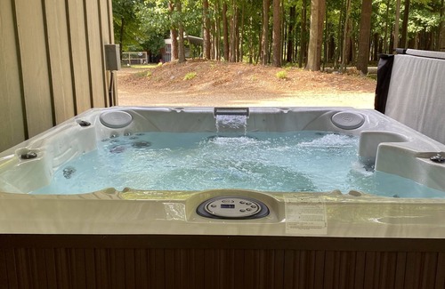 Fennville Cottage | Hobby Farm stay with Hot Tub 10 min to Saugatuck/South Haven