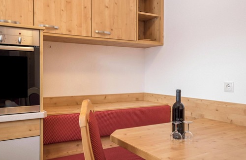 Valle Aurina Apartment | Holiday Apartment "Hollenze - Gruberhof" with Wi-Fi & Mountain View