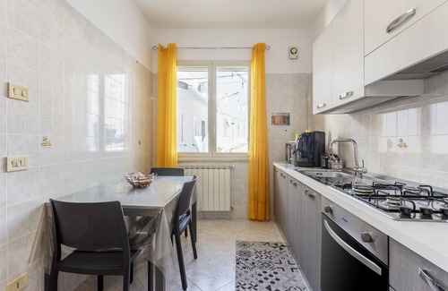 Contessa Entellina Apartment | Holiday Apartment "Contessa Vacanze Byron" with Mountain View, 2 Balconies and Wi-Fi