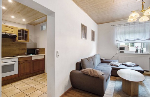 Ortsmitte Apartment | Holiday Apartment 'Fewo In Schustes' with Private Terrace and Wi-Fi
