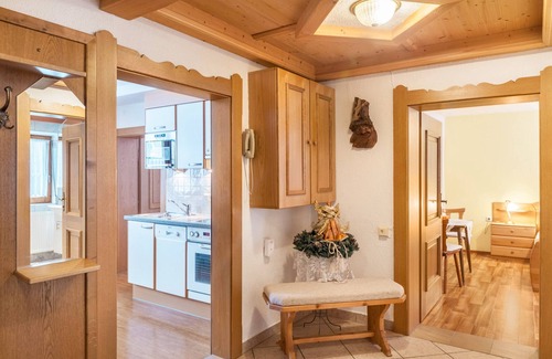 Bruck am Ziller Apartment | Holiday Apartment "Gästehaus Gisela 2" with Mountain View, Shared Garden & Wi-Fi