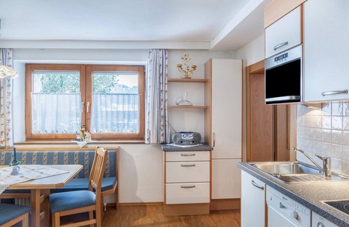 Bruck am Ziller Apartment | Holiday Apartment "Gästehaus Gisela 2" with Mountain View, Shared Garden & Wi-Fi