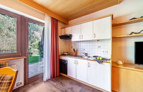 Saltusio Apartment | Holiday Apartment "Alpenhof Lodge Almrose" with Mountain View, Pool & Sauna
