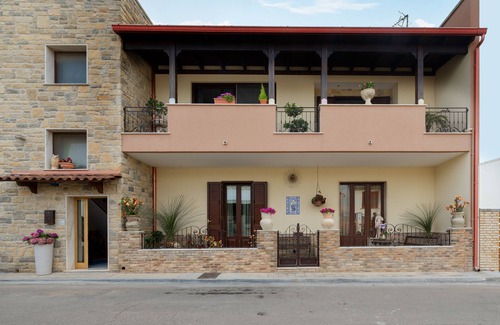 Borgagne Apartment | Holiday Apartment 'Casa Zoraide' with Private Terrace & Wi-Fi