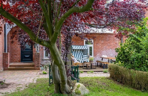 Sandstedt Apartment | Holiday Apartment 'Flut' with Shared Garden