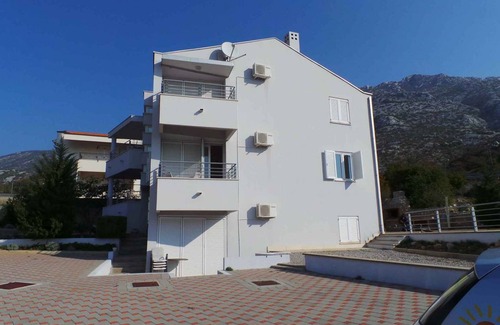 Ribarica Apartment | Holiday apartment with pool use and air conditioning